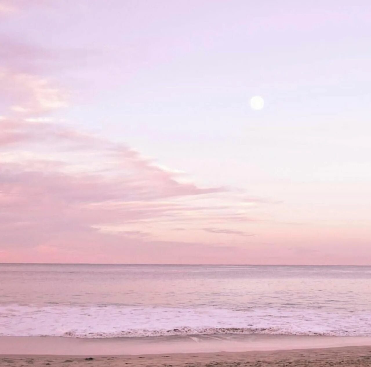 Бледно розовый рассвет. Море в пастельных тонах. Нежно розовый закат. Рассвет на море. Розовый закат.