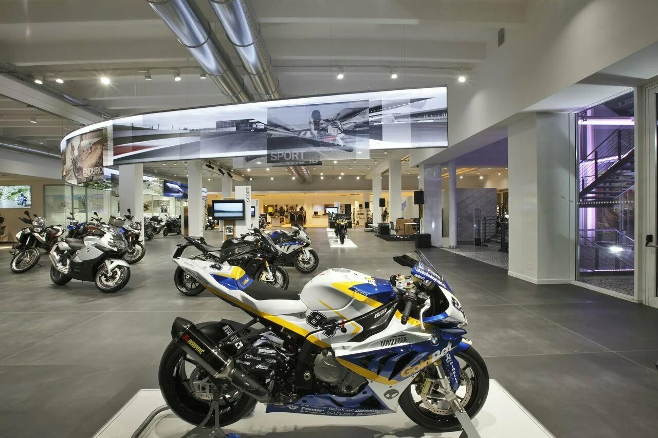 Мотоцикл купить новый магазин. Мотосалон BMW. BMW Motorrad Showroom. Авилон мотоциклы БМВ. Мотосалон BMW мотоциклов.