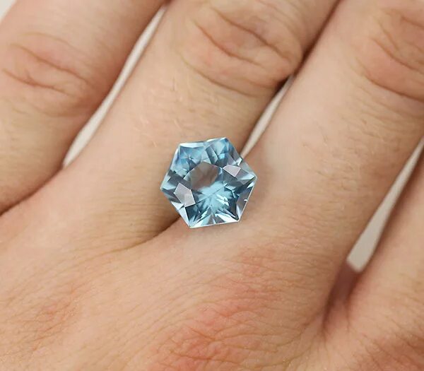 Топаз империал. Топаз пиксельная огранка. Топаз в карате. Mashhad топаз 139. Зелёный топаз камень.