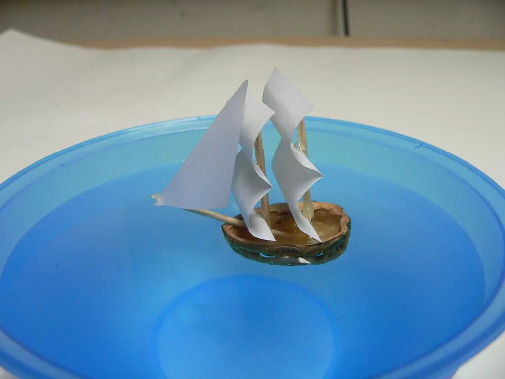 кораблик из скорлупы. корабль из скорлупы грецкого ореха. скорлупа грецкого ореха кораблик. парусник из скорлупы грецкого ореха. карабликиз грецкой скорлупы.