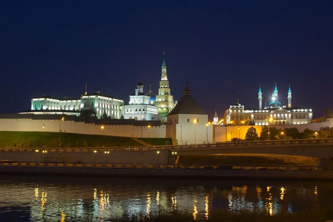 Какой пояс в казани. Кремль Казань. Казань Кремль Камал. Ночной белый Кремль Казань. Казанский Кремль вид с Казанки.