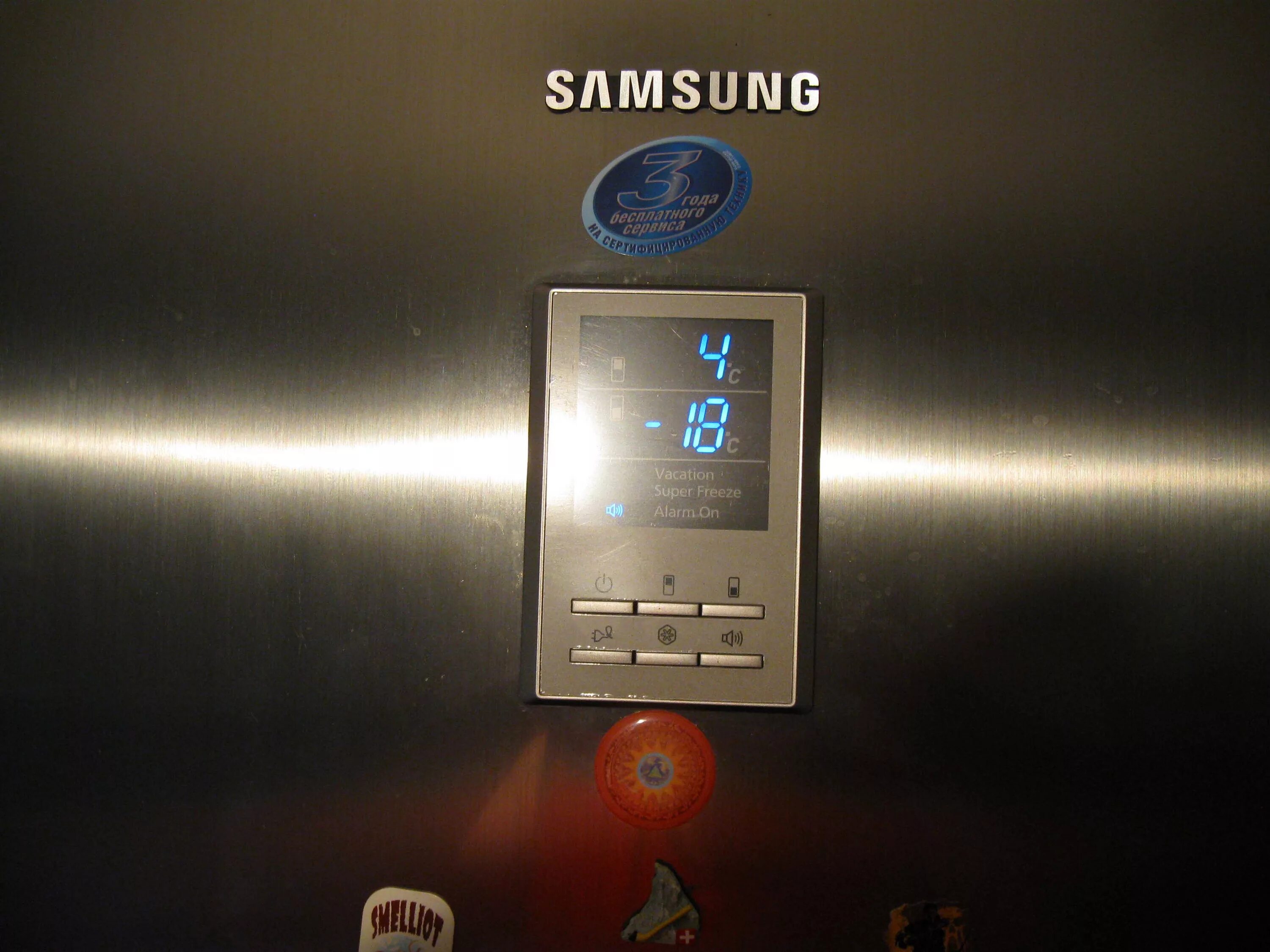 Горит аларм. Дисплей холодильника самсунг rl38hcps. Холодильник Samsung no Frost с экраном. Холодильник самсунг двухкамерный управление дисплеем 3 кнопки. Холодильник самсунг двухкамерный с дисплеем на двери 2010 года.