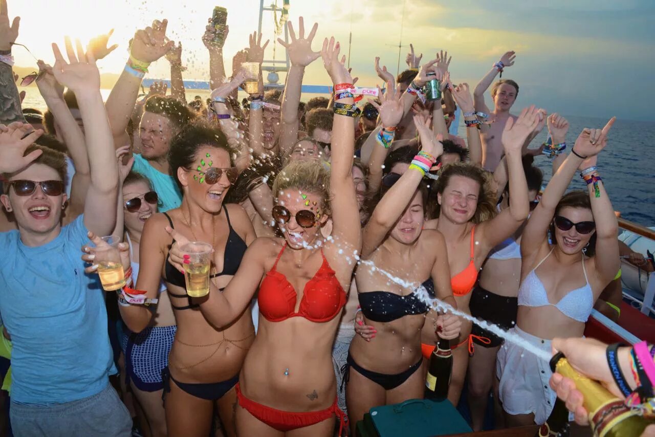 Любительская съемка вечеринки. Тусовка в клубе. Вечеринка. Любительская съемка вечеринки. Элитная вечеринка.