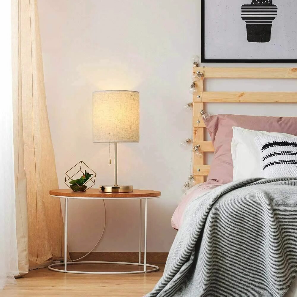 Bed lamp перевод. Лампа у кровати. bed table lamps. bedside light. double bed with a bedside table next to which there is a lamp.
