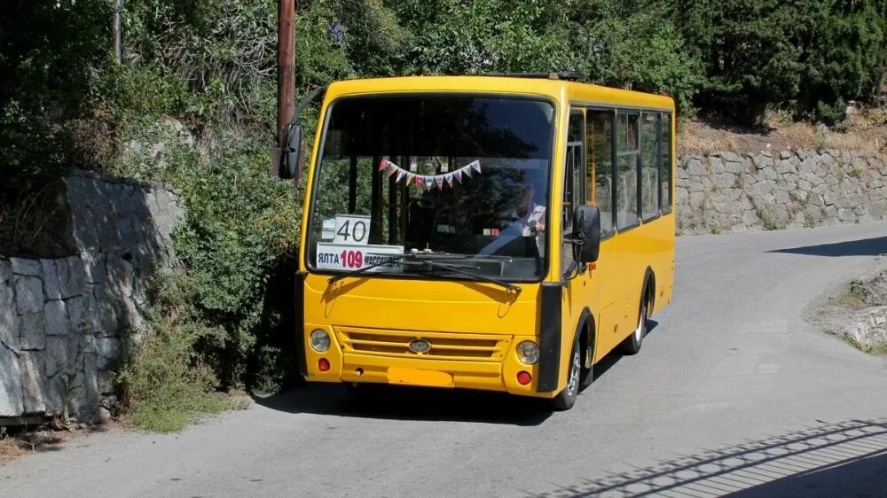 Маршрутки ялта. Автобус ялта город. Маршрутки крыма. Общественный транспорт ялты. Автобус крым.