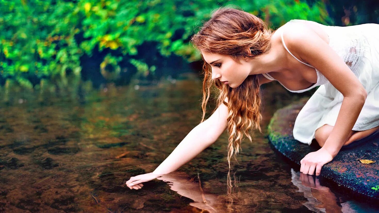 Девушка на берегу озера. Девушка у реки. Фотосессия в воде. Девушка у пруда. Фотосессия на пруду.