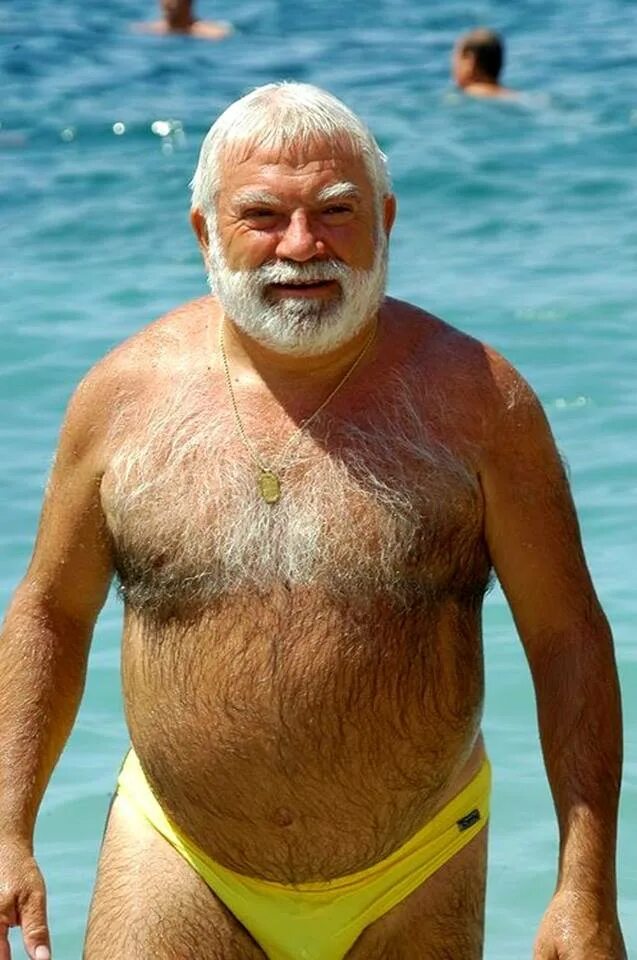 Волосатый толстый старики. Старый мужик. Дедушки с большим. Старые мужчины на пляжу.