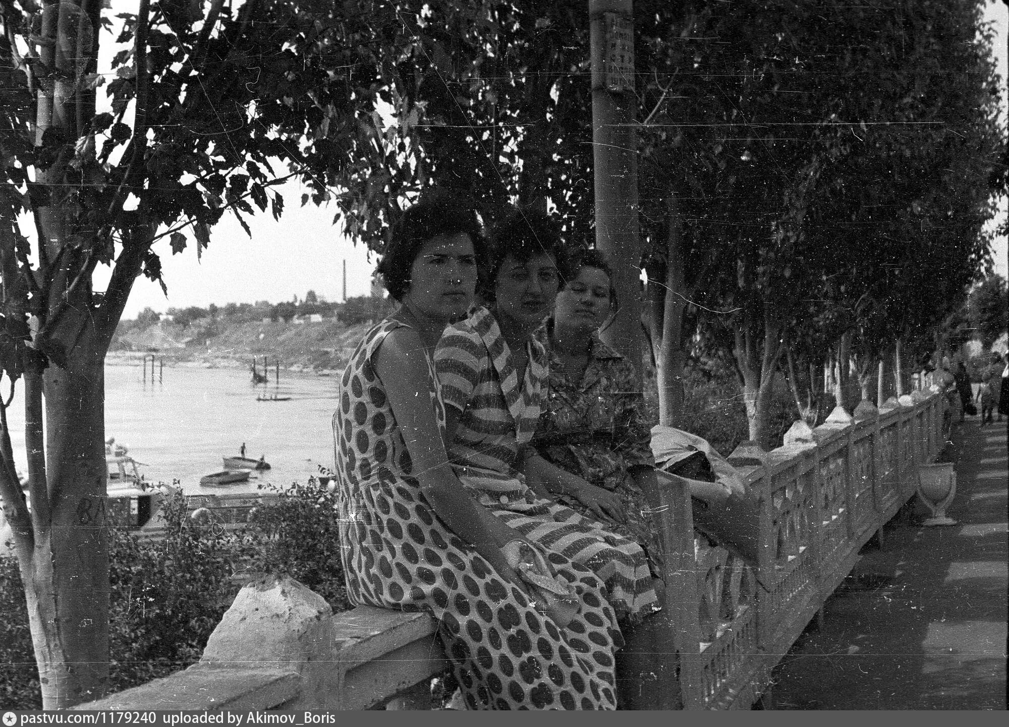 Около пятисот фотографий поезжайте в город пара. Тирасполь фото набережной ретро.