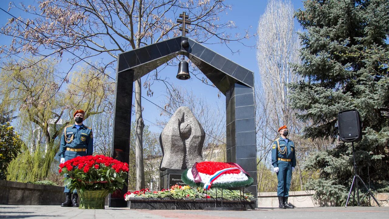 Памятник ликвидаторам ЧАЭС В Чернобыле. Мемориал ликвидаторам аварии на Чернобыльской АЭС. Мемориал ликвидаторам Чернобыльской АС. Памятник в Митино героям ликвидаторам.