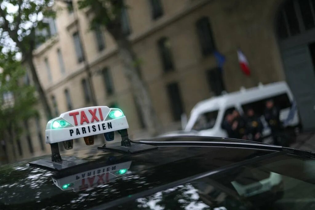 Такси в париже приложения. Парижское такси. такси в париже. музей парижа такси. последние такси в париже.