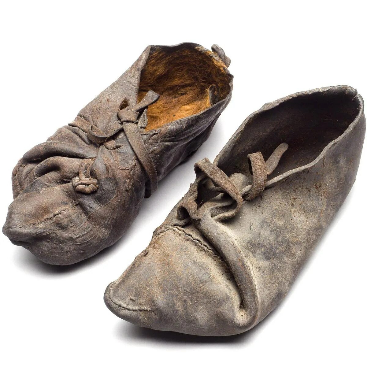 Виды обуви старые. Calceus обувь древний Рим. Ботинки кальцеи Рим. Первобытная обувь.