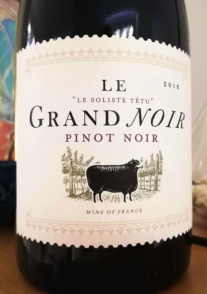 Grand pinot noir. Вино Ле Гранд Нуар Пино Нуар. Вино Ле Гран Нуар Пино Нуар красное полусухое. Grand Pinot Noir вино. Grand Noir вино Pinot Noir.