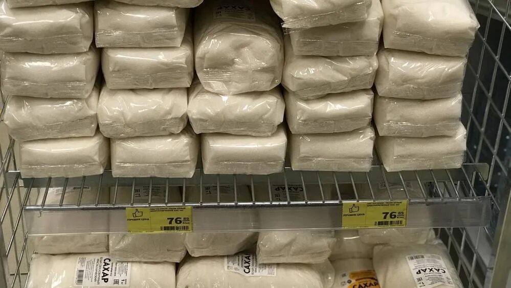 Сахар по 100 рублей за килограмм. Сахар 32. Сахар 135 рублей за килограмм. Сахара нет в магазинах.