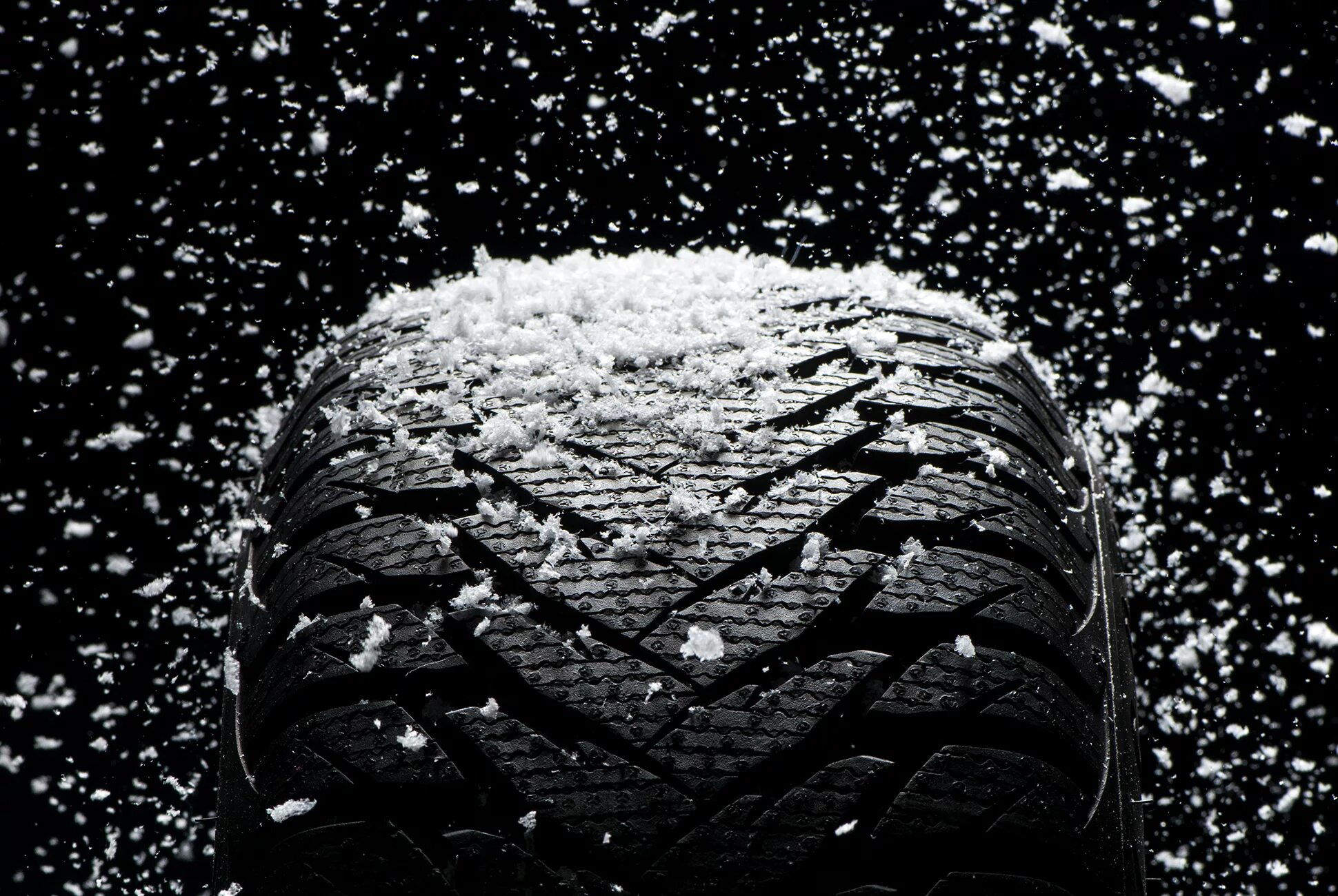 Зимние шины. Красивая зимняя резина. Зимняя резина в снегу. Зимние покрышки. Купить шины best tyres