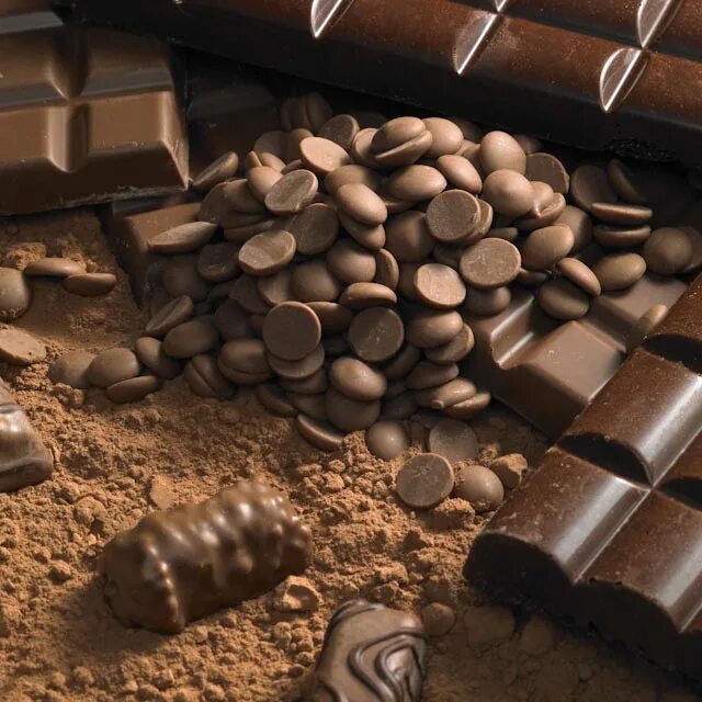 Chocolate is extracted from the. Мастер мартини белый шоколад. шоколадки на рабочем столе. кондитерские диски. chocolate still life.