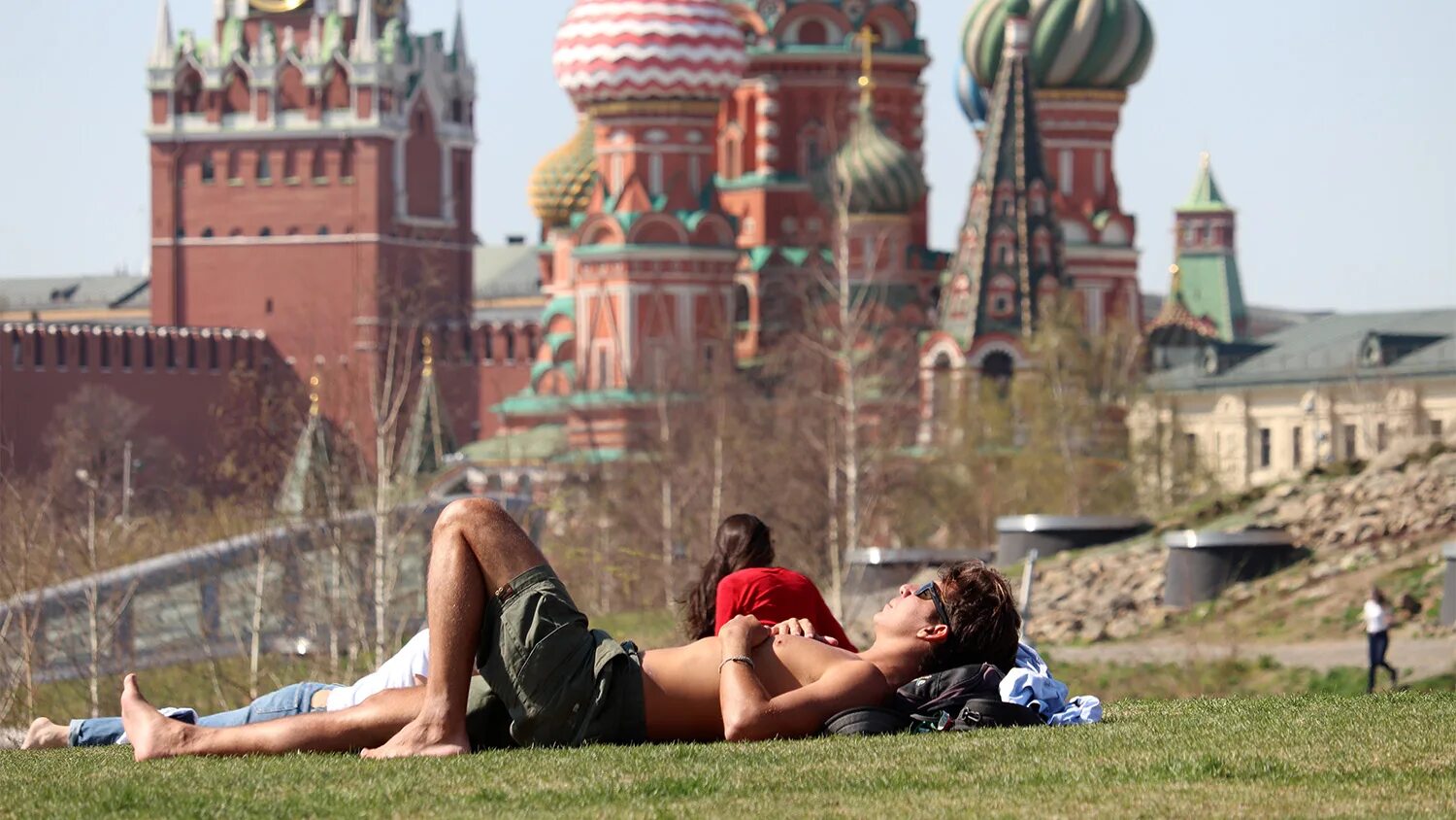 Кремлевская женщина. Жара в Москве. Кремль люди. Москва летом. Девушки у Кремля.