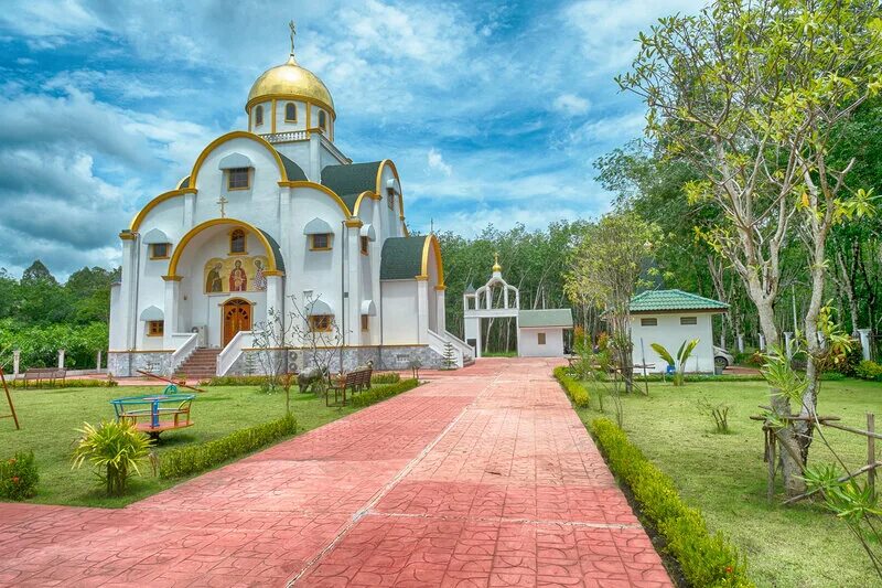 храм святой троицы на пхукете. пхукет храм троицы. троицкая церковь (пхукет). христианский храм на пхукете. православный храм пхукет.