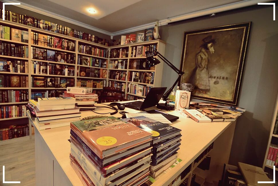 Книгу магазин где находится. Книжный магазин фото. книжный магазин внутри. внутри книг &#039;магазин. уютный книжный магазин.