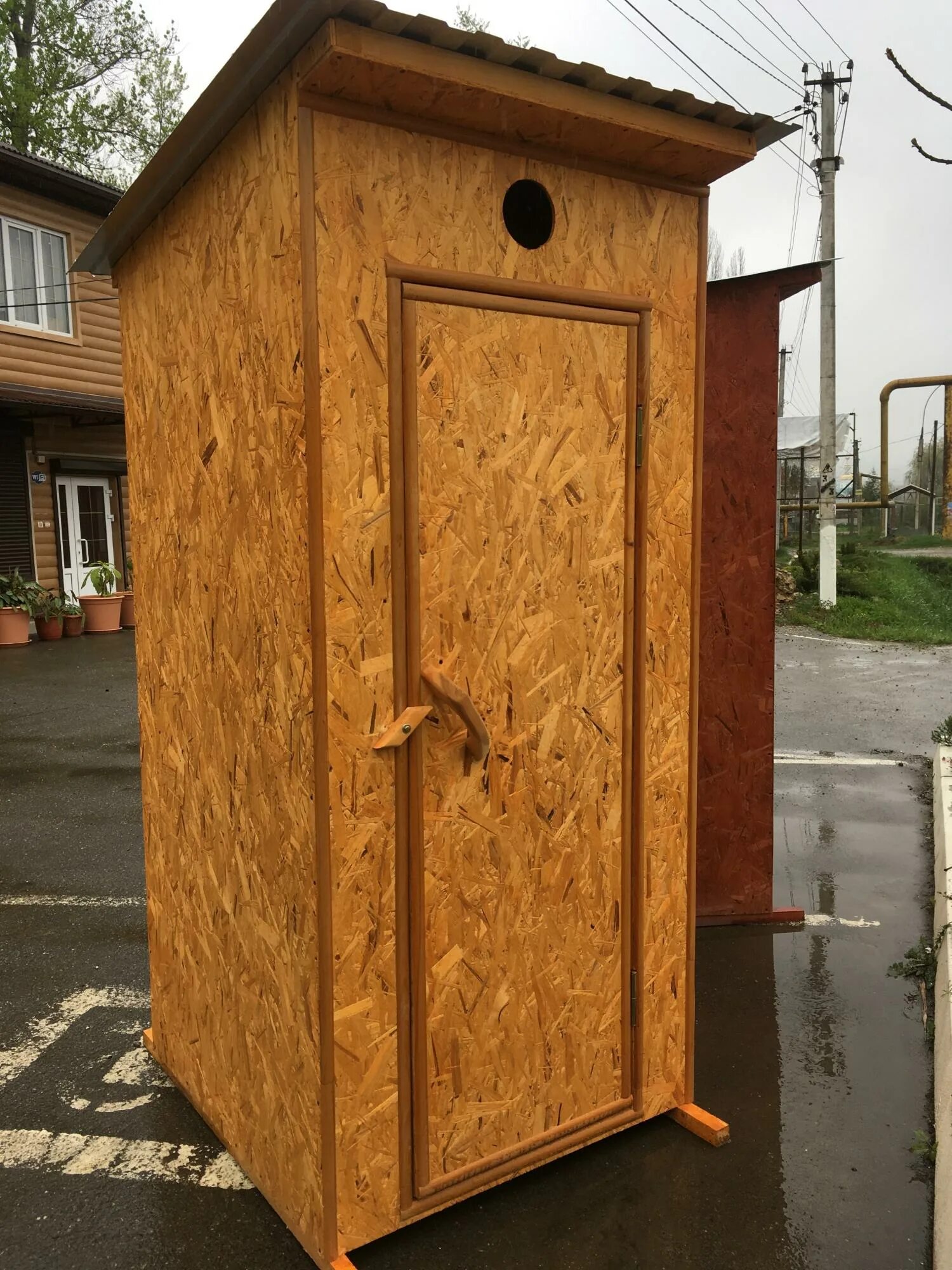 Деревянный туалет купить дешево. Туалет дачный ОСП. Деревянный туалет. Туалет дачный деревянный. Туалет деревянный для дачи.
