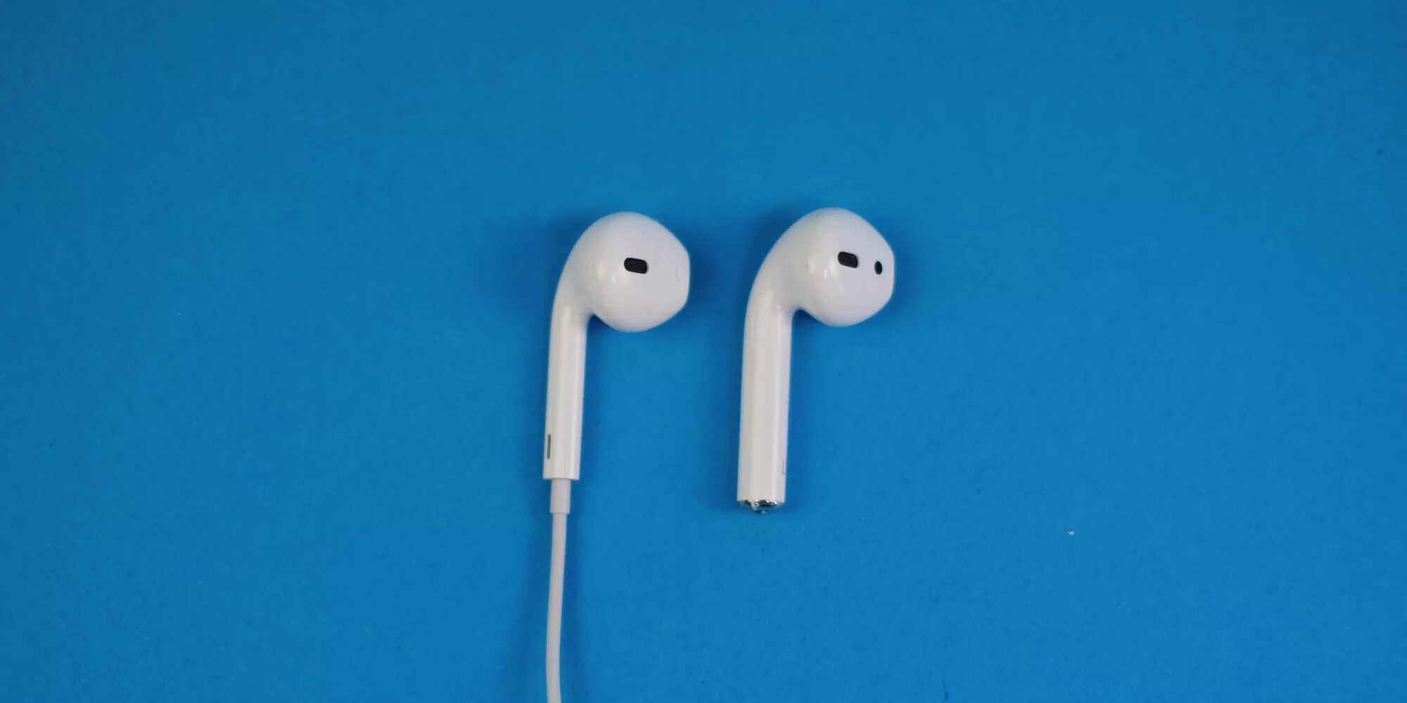 Наушники аирподс. Apple Earpods. AIRPODS Earpods. AIRPODS vs Earpods. Аирподс про правый