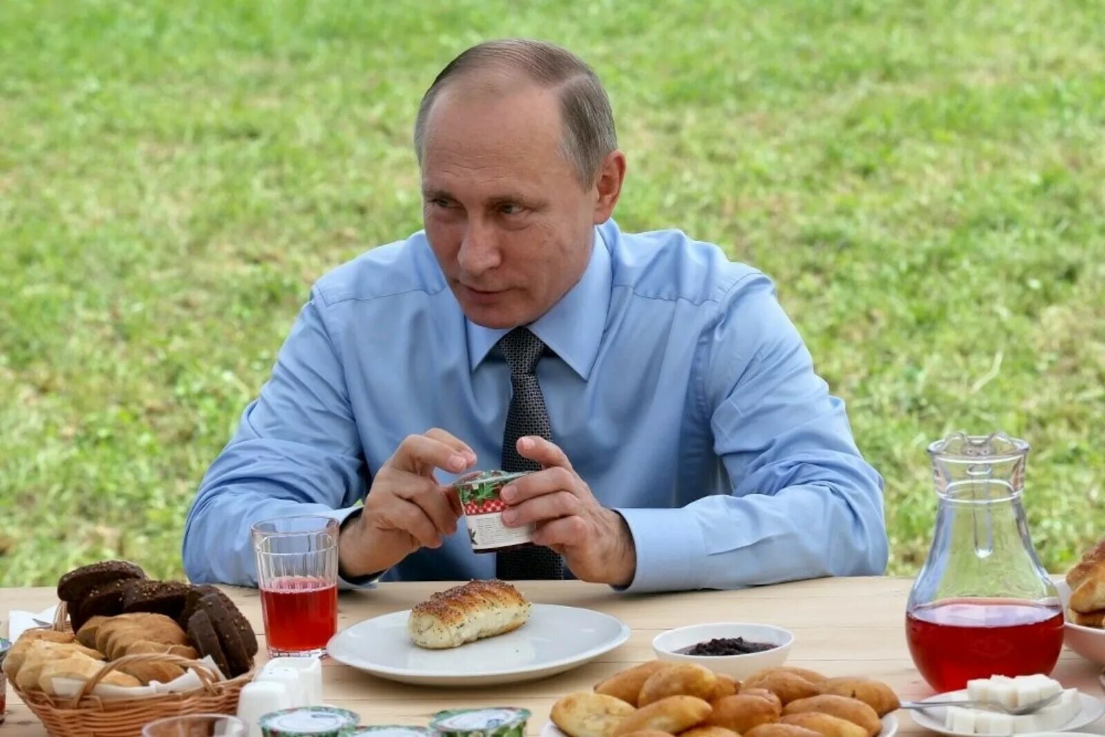 Политика есть человека. Путин Владимир Владимирович. Владимир Путин обедает. Завтрак Путина. Путин за столом.