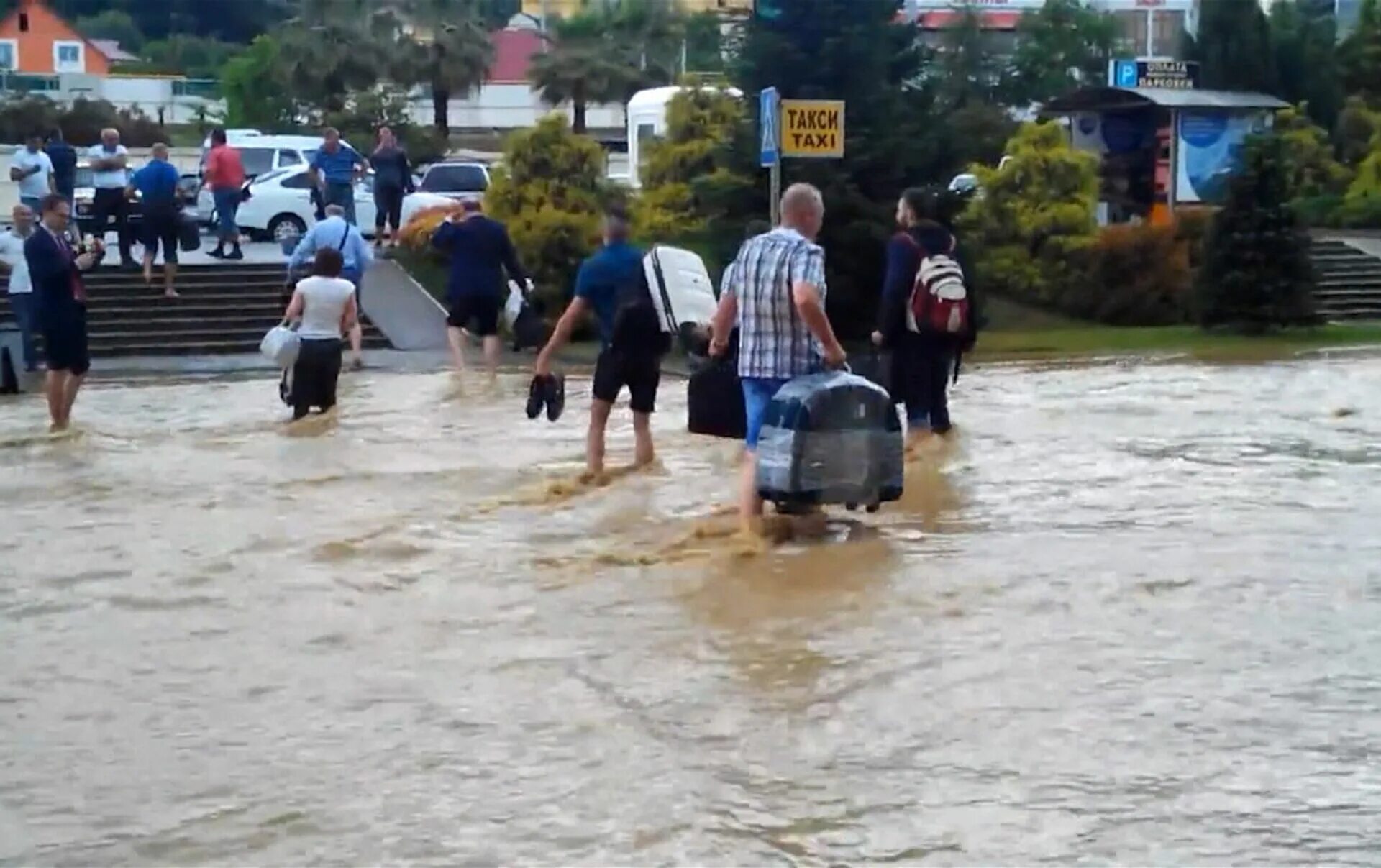 Потоки воды неслись. Аэропорт Сочи затопило. Потоп в аэропорту Сочи. Молдову затопило ?. Аэропорт Адлер затоплен.