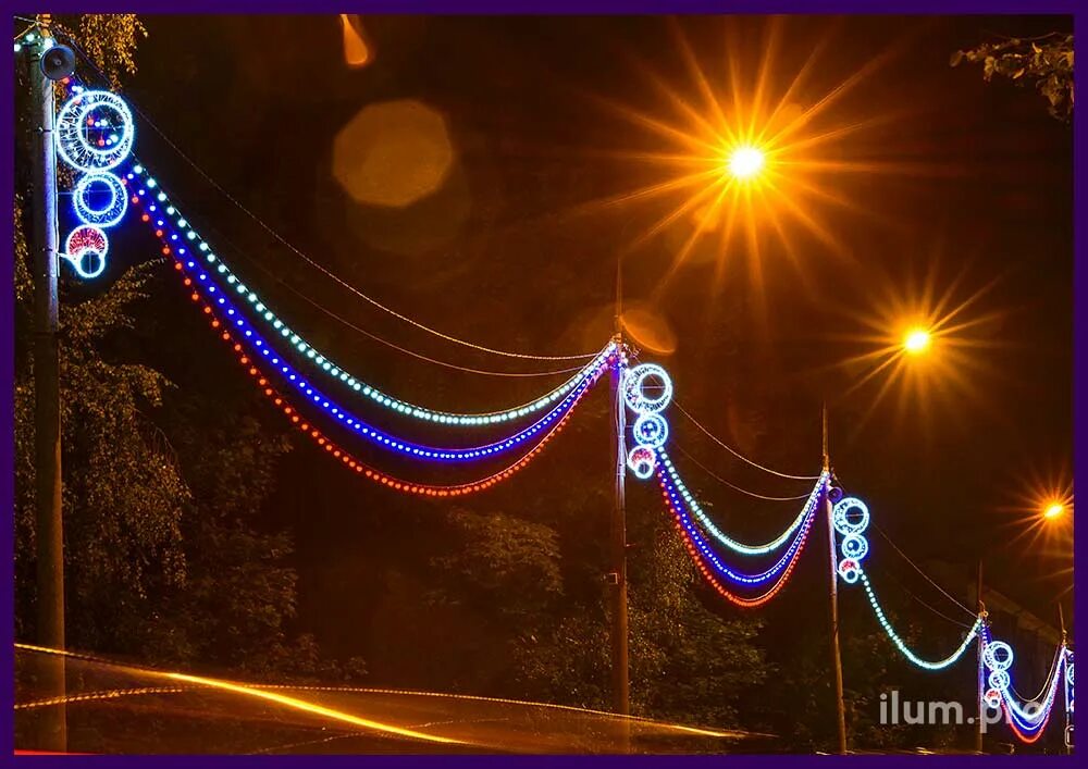Украшение на столбах освещения. Фотография восстановленной опоры. Новогоднее украшение города. Электрические опоры. Подсветка опор лэп.