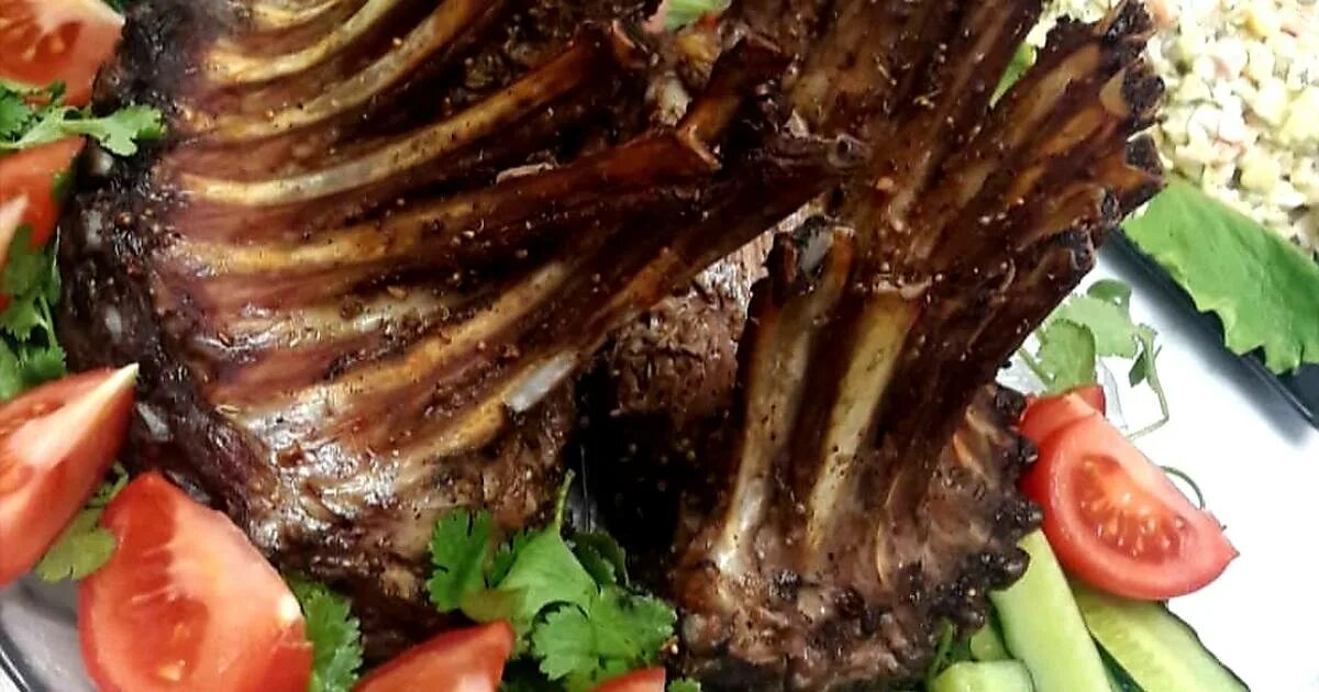 Ребрышки ягненка в духовке. Как запечь бараньи ребрышки в духовке. Блюда из ягненка. Бараньи ребрышки в духовке. Рёбрышки свиные в духовке.