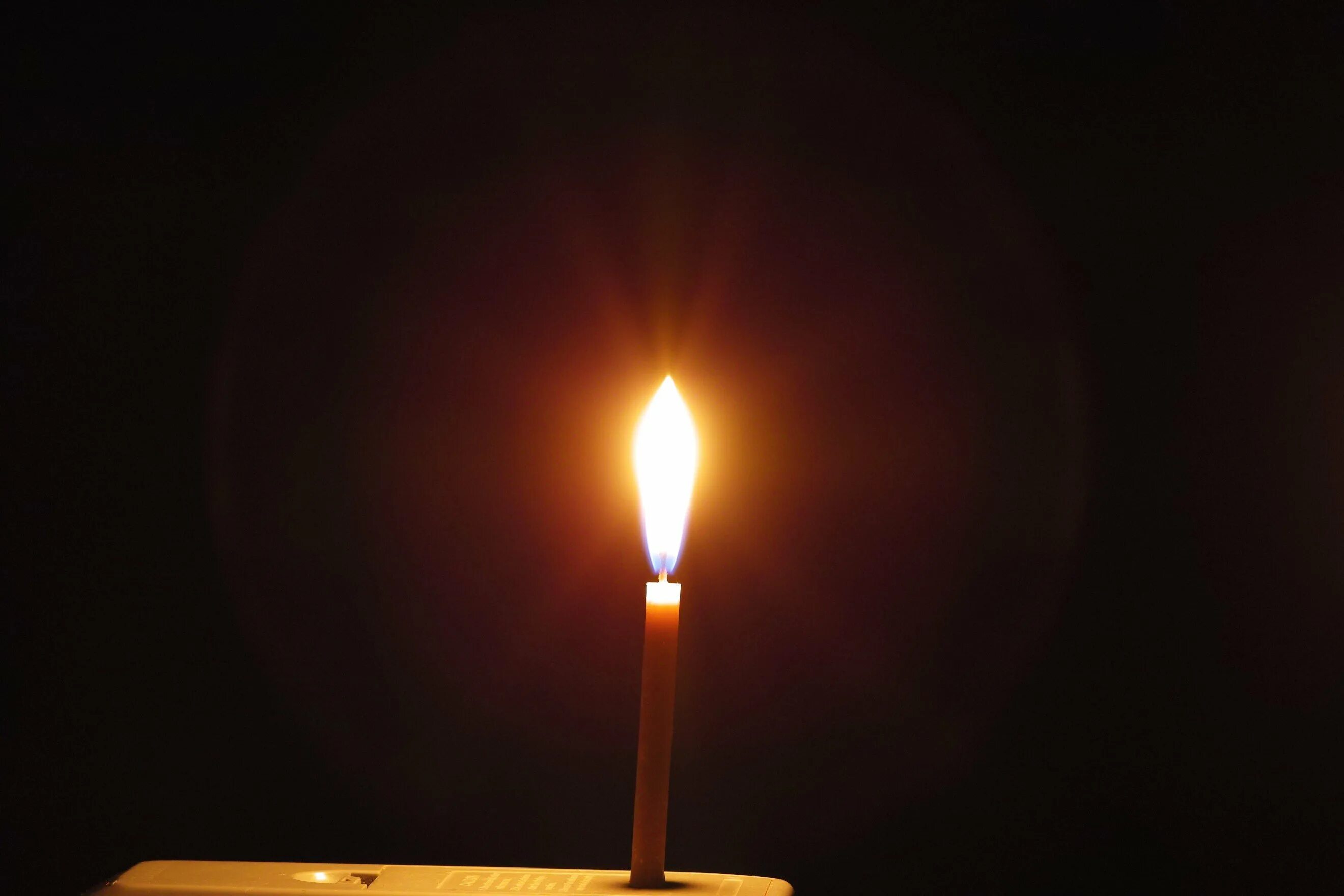 Свеча на черном фоне. Огонь свечи. Пламя церковной свечи. В пламени свечи. Горящая свеча 22.03 2024