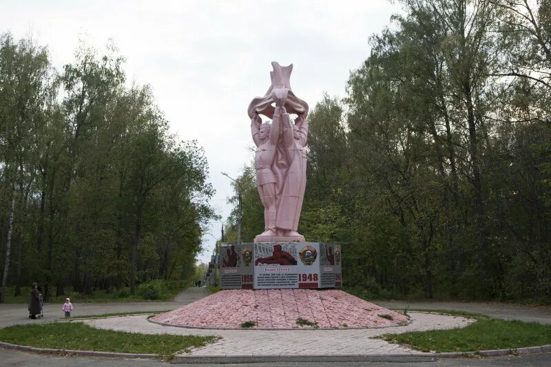 Парк Гайдара Арзамас памятник. Памятник комсомольцам Арзамас. Монумент Комсомольской славы в Арзамасе в парке Гайдара. Парк гайдара арзамас