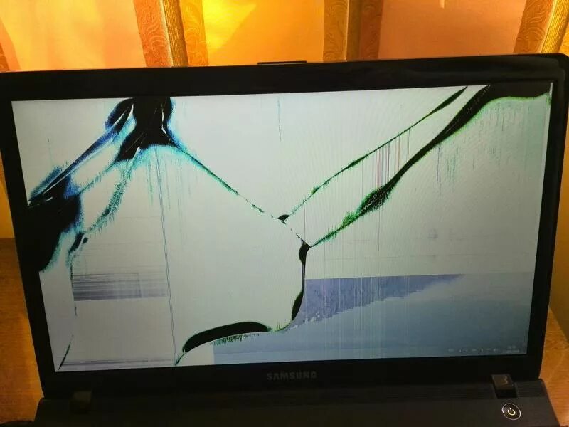Треснул экран что делать. Разбитый ноутбук. Разбитый монитор. Трещина на мониторе ноутбука. Разбитые мониторы.