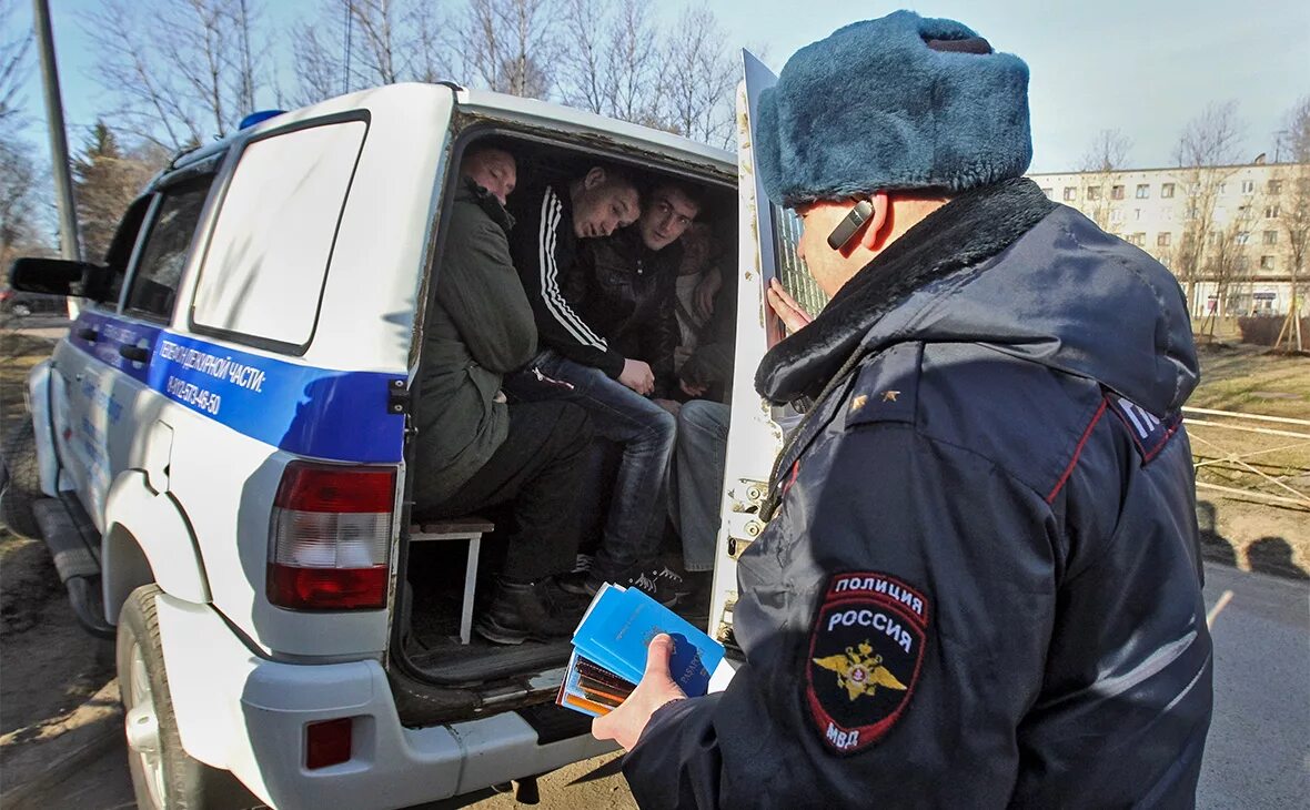 Депортация граждан таджикистана. Выдворение мигрантов. Депортация из России. Мигранты и полиция. Депортация нелегалов.