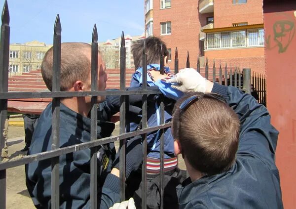 Человек напоролся на забор. Мальчик повис на заборе. Забор со штырями.