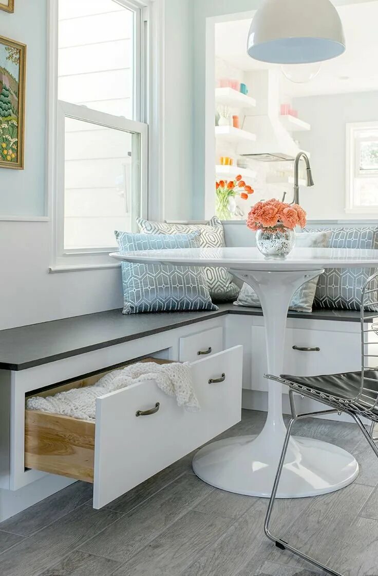 Скамья на кухню в скандинавском стиле. Диванчик на кухню. Кухня со скамейкой. Кухня со скамейкой. Лавочка для кухни маленькой.