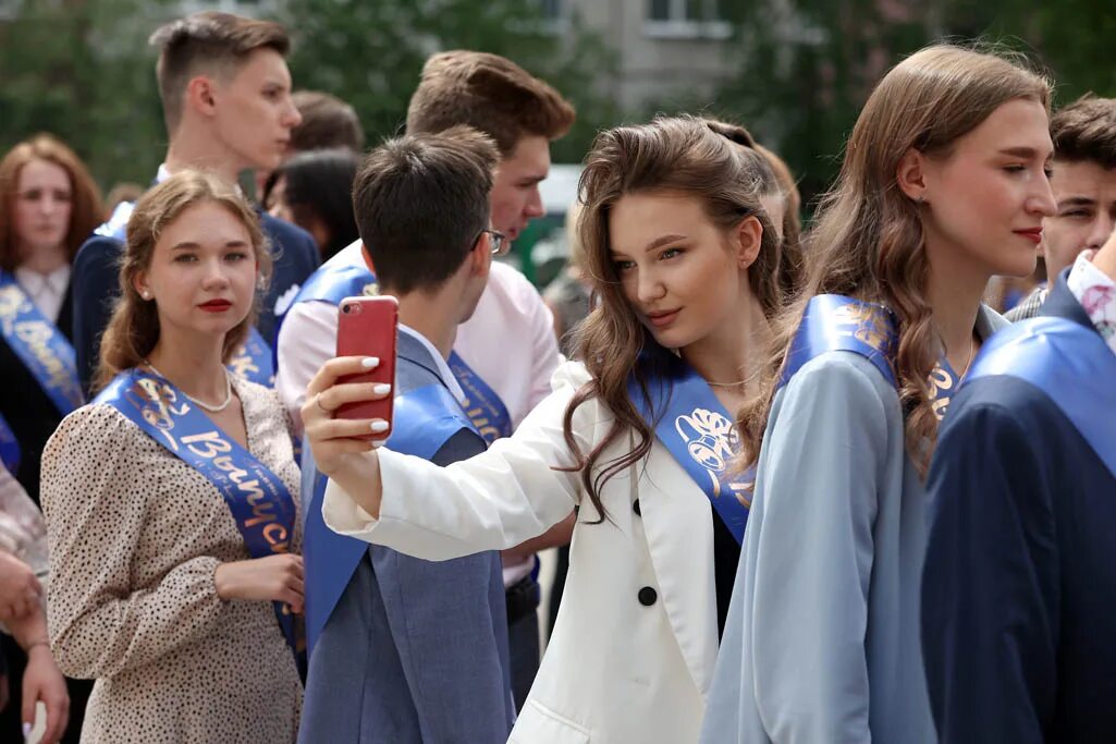 Песня последний звонок последний день. Последний звонок. Последний звонок Барнаул 2022. Последний звонок и выпускной 2022. Последний звонок в 2022 году.