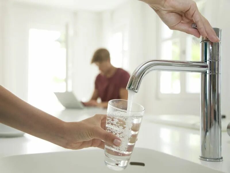 Девушка пьющая воду. Минеральные ванны. Кран с водой. Чистая вода дети. Девушка пьет воду из крана.