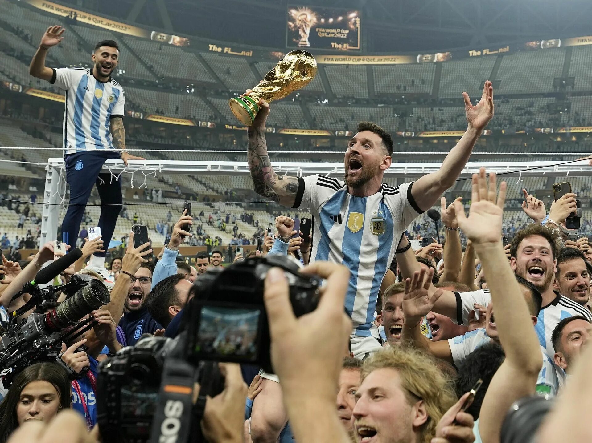 Каждый станет чемпионом. Месси ворлд кап 2022. Фото Месси Аргентина с Кубком ЧМ 2022. Лионель Скалони 2022. Месси сборная Аргентины 2022 фото.