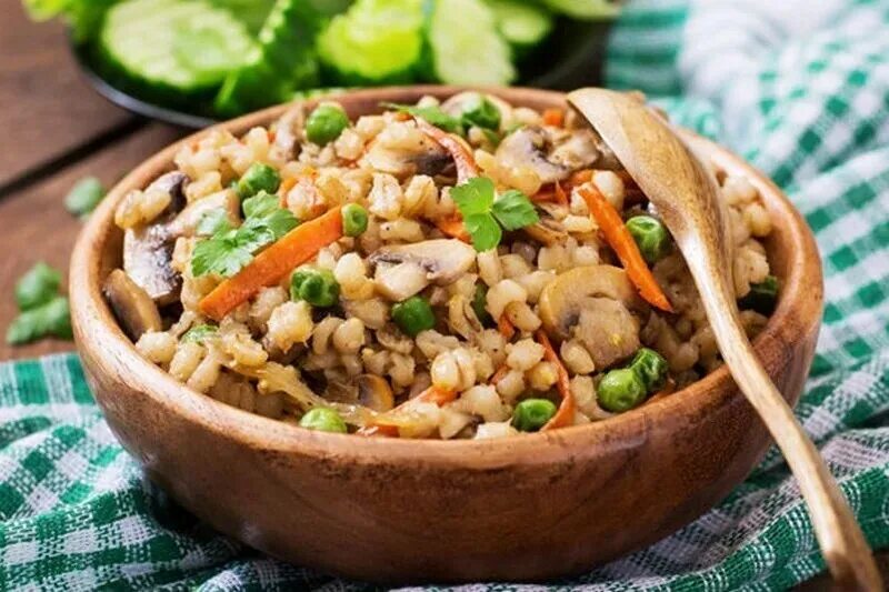Перловка с овощами рецепты. Перловая каша с овощами. перловая каша с мясом и грибами. перловая крупа с грибами. перловка, перлотто перл.