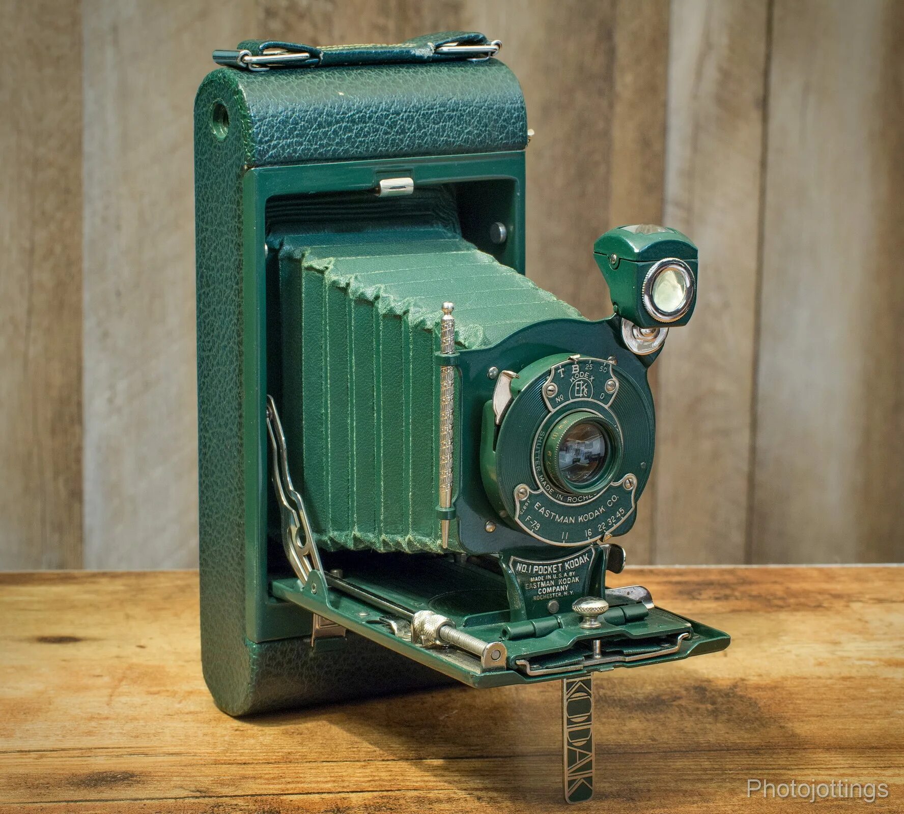 Первый фотоаппарат. Первый фотоаппарат Кодак. Фотоаппарат Сэттона 1861. Первый фотоаппарат 1861 Томас Сэттон. Фотоаппарат Kodak №1 Green Pocket.