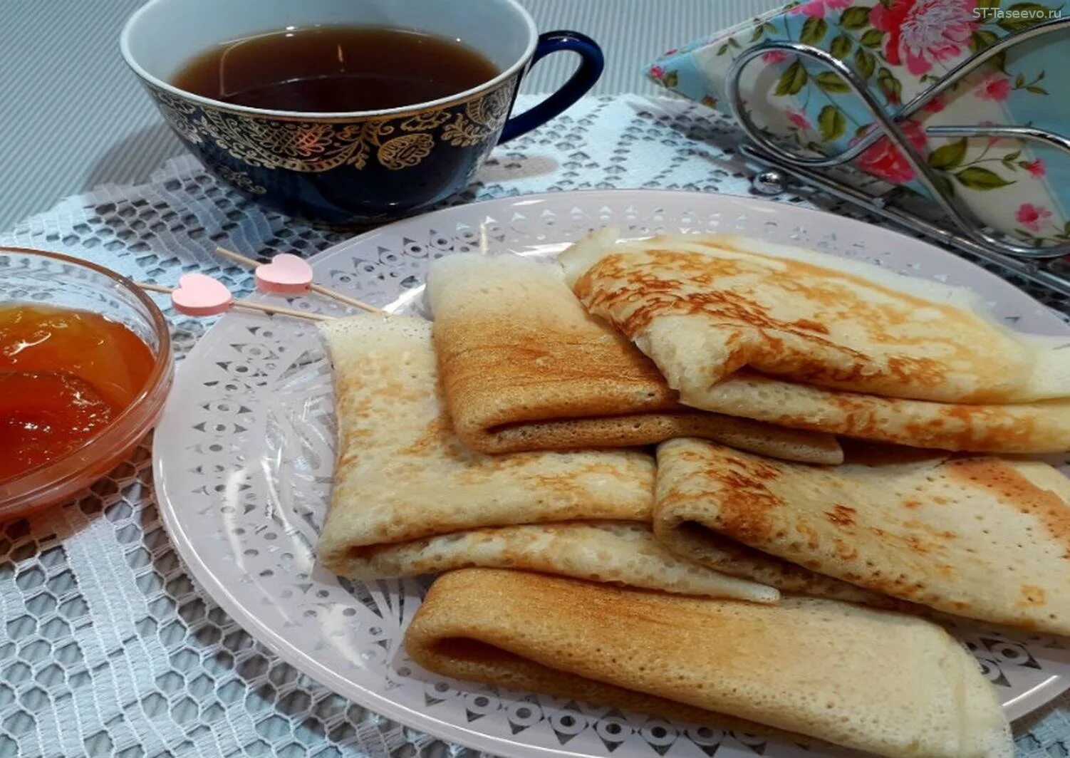 Блины на газированной воде рецепт с яйцами. Блинчики на газировке. Блины на молоке. Постные блины на минералке. Постные блины на газировке.