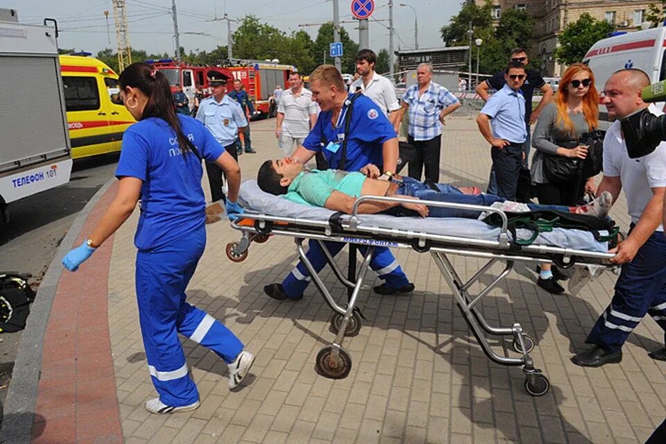 Врач попал в аварию. Авария в Московском метро 15 07 2014. Авария в метро Славянский бульвар 15 07 2014.