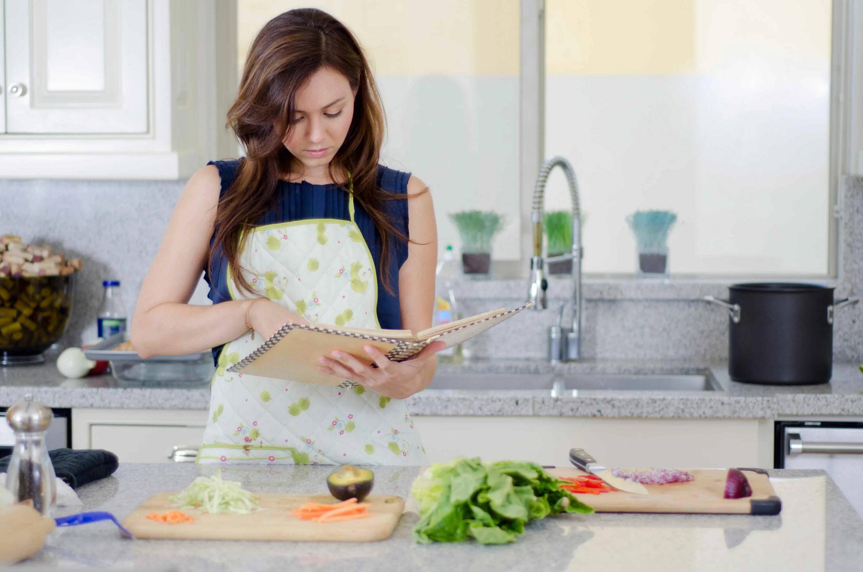 Женщина на кухне. Готовка на кухне. Домохозяйка на кухне. Женщина домохозяйка.