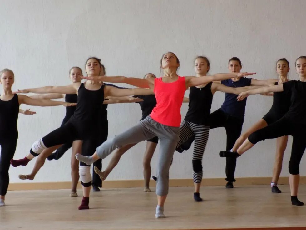 Джаз модерн омск. Танцевальные группы в южском доме культуры. Современный джаз танец. Современные танцы. Мастер классы по современной хореографии.