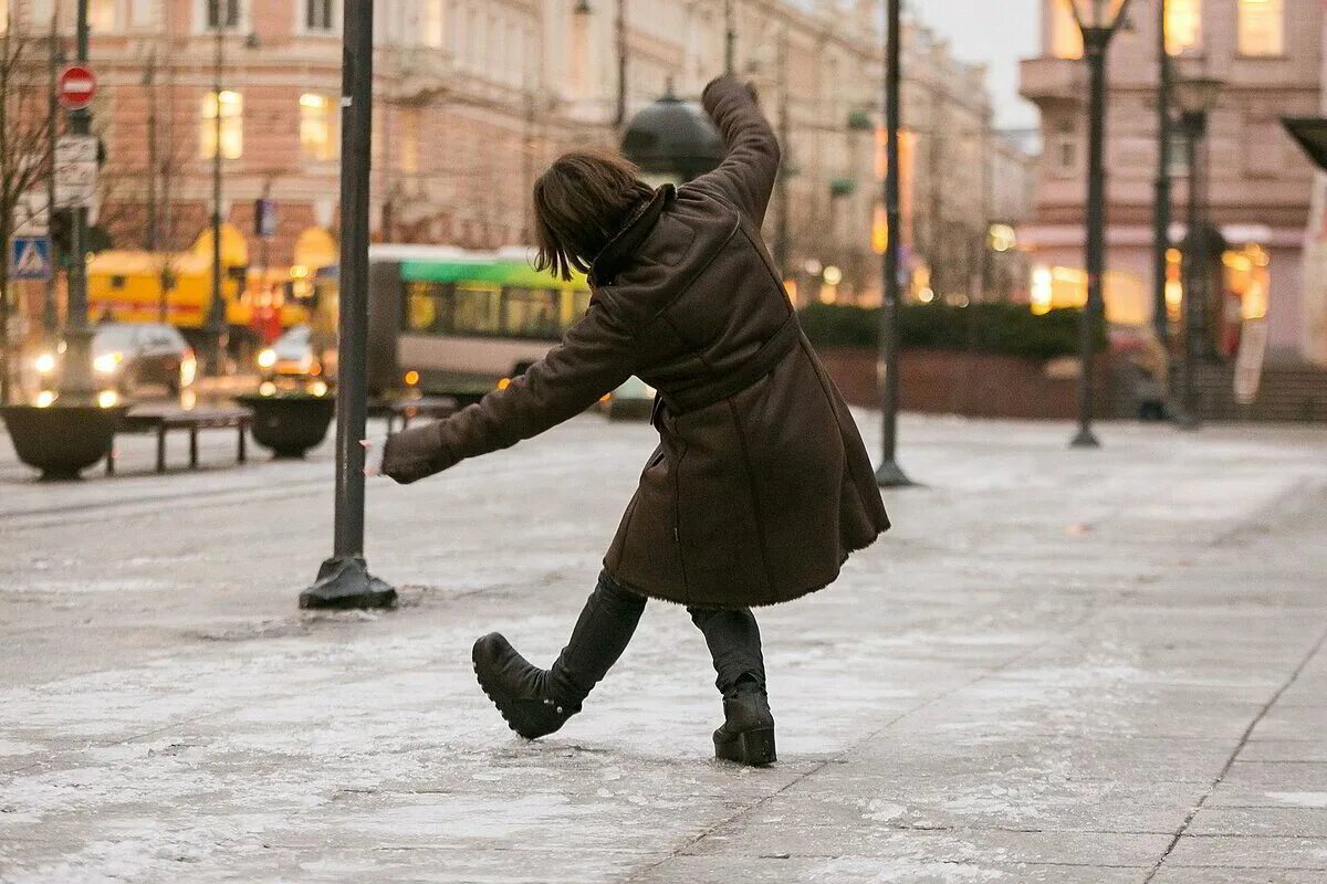 Скользко на улице. Гололед. Человек поскользнулся. Гололед на улице.