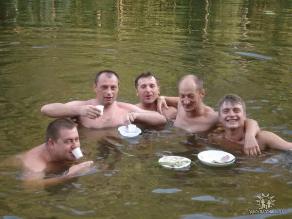 толстый мужик загорает. мужик на море. рыбак на природе. отдыхает русский мужик. отдыхает русский мужик.