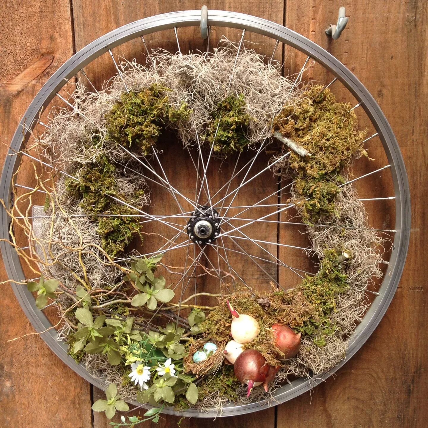 Цветы в колесе какие. Декор для сада. Велосипедные колеса в декоре сада. Декор из велосипедного колеса. Велосипед в саду декор.