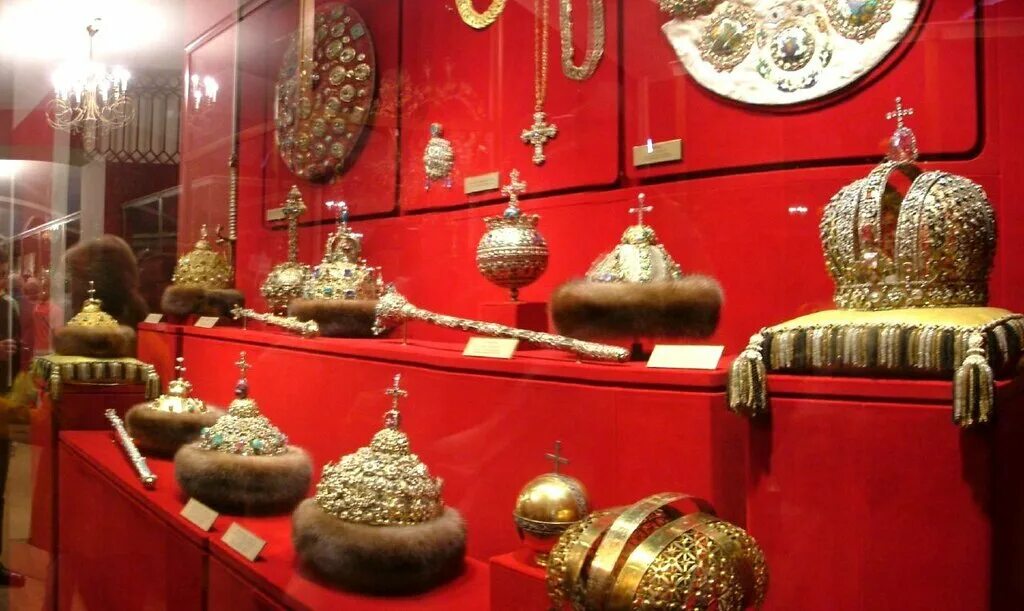 Оружейная палата алмазный фонд. Музеи московского кремля алмазный фонд. Музей алмазный фонд в москве. Музеи кремля оружейная палата. Оружейный палата москва алмазный фонд.