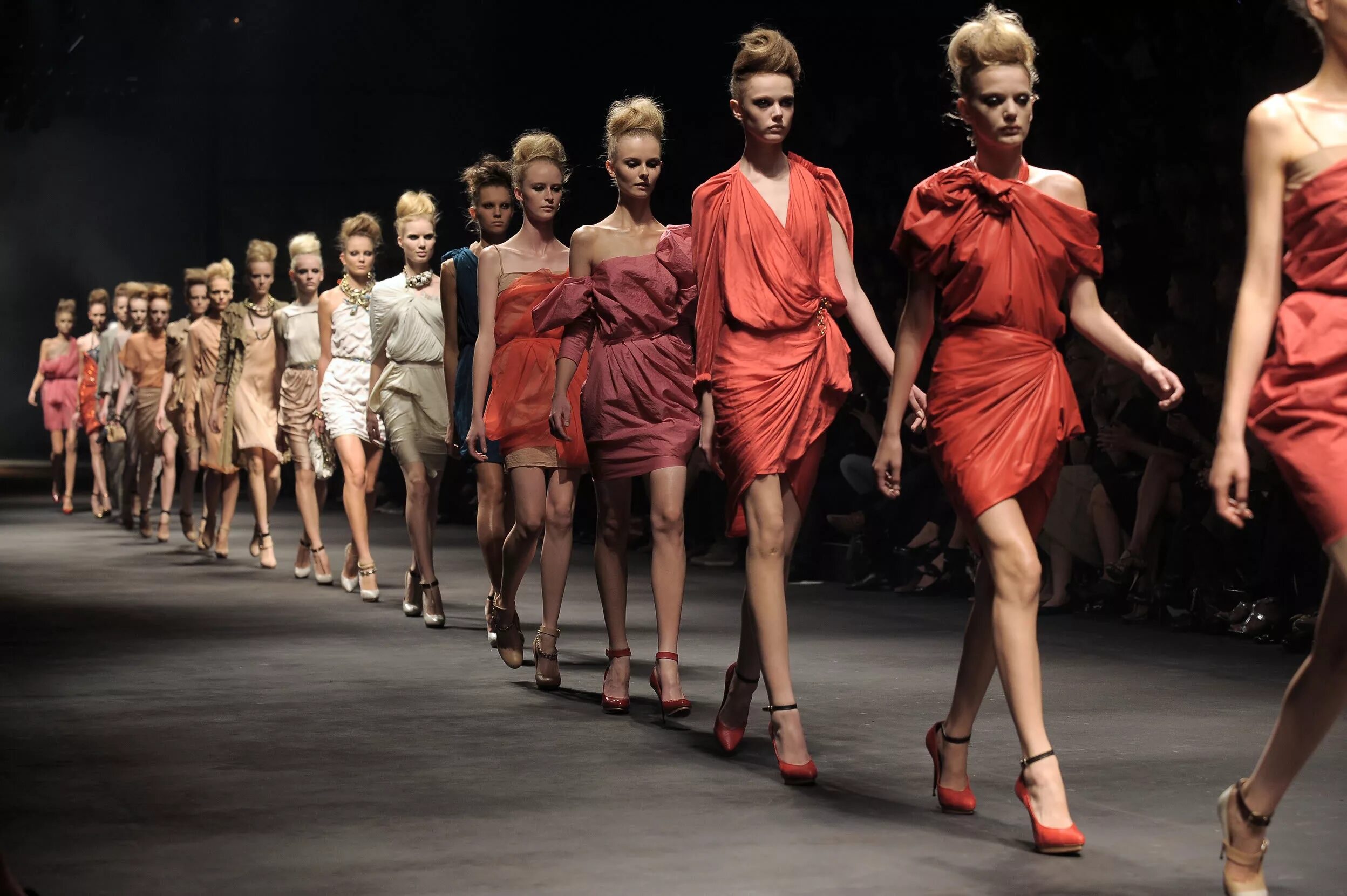 ангелы виктории сикрет. фотомодели на подиуме. модели на подиуме видео. миранда керр на подиуме. фотомодели на подиуме.