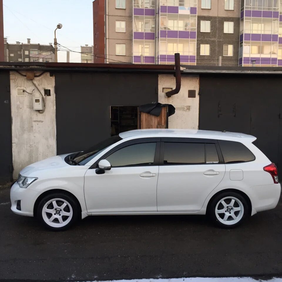 Toyota corolla fielder 2001 диски. Toyota corolla fielder 120 диски. Тойота королла филдер на 17 колесах. Колеса на тойоту короллу филдер. Тойота филдер на 17 дисках.