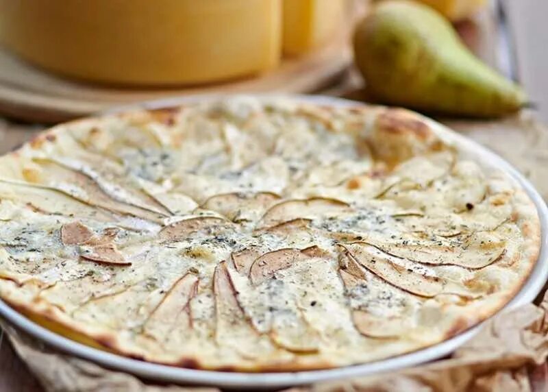 Пирог с грушей и сыром дор блю. Пирог с грушей и сыром. Пирог горгонзола с грушей. Пирог горгонзола с грушей. Фило груша горгонзола.